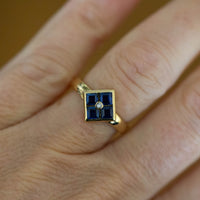 18CT YG SQUARE SAPPHIRE CLUSTER