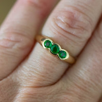18CT YG TSAVORITE THREE STONE RING