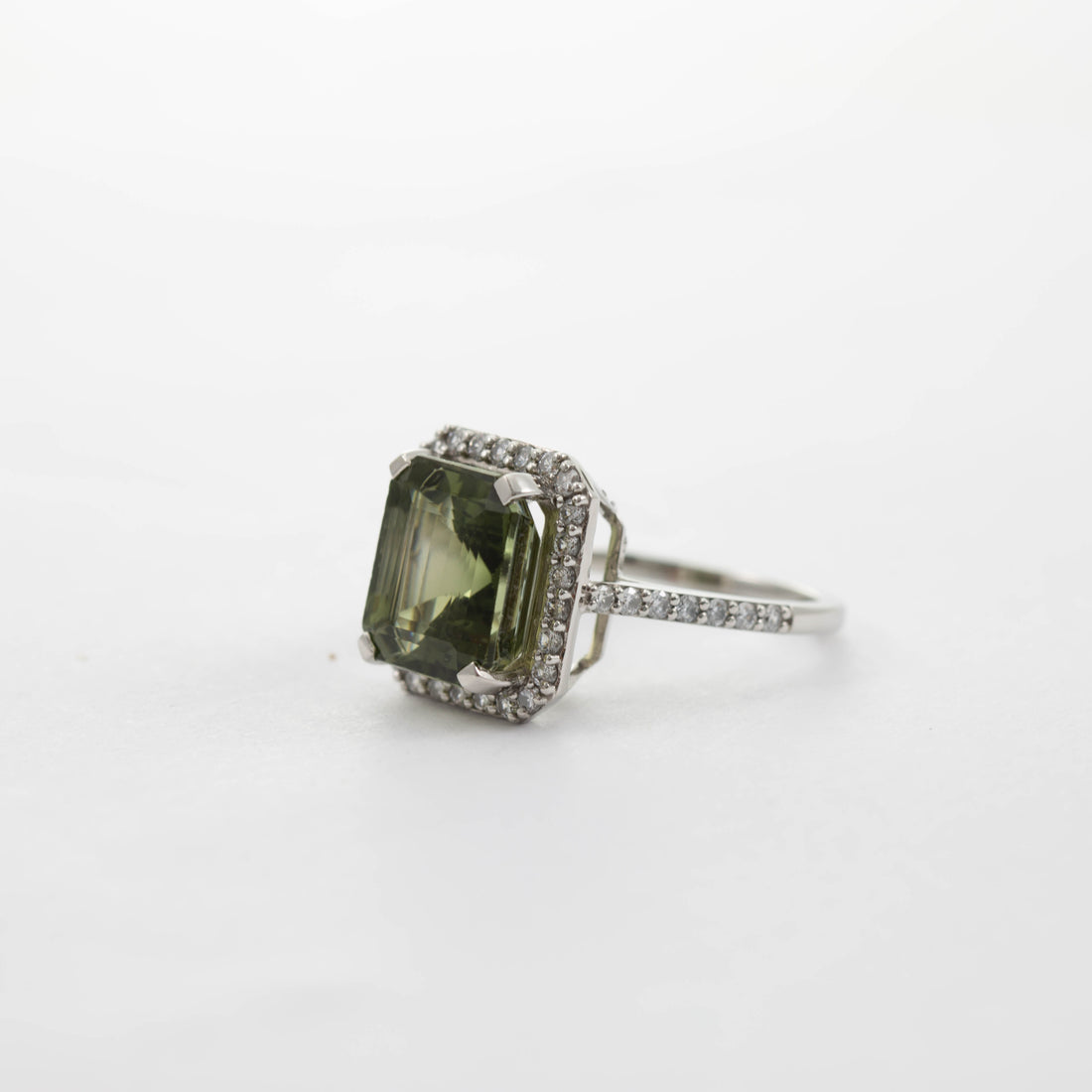 18CT WG TOURMALINE & DIAMOND CLUSTER RING