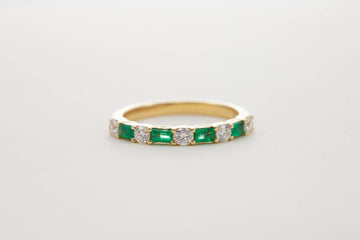 18CT YG EMERALD & DIAMOND HALF ETERNITY RING