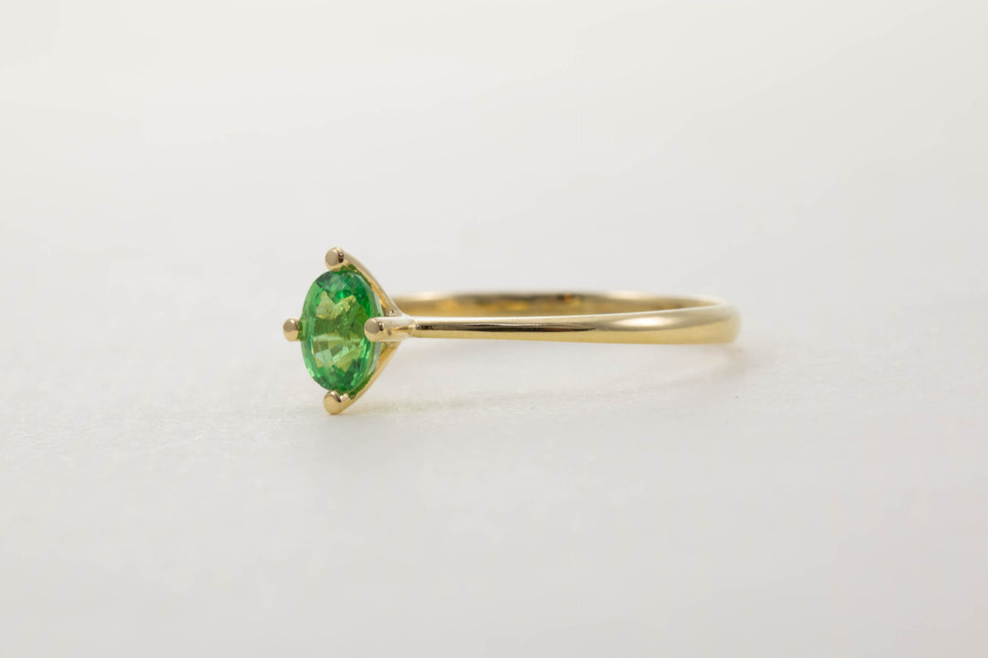 18ct yg tsavorite solitaire ring