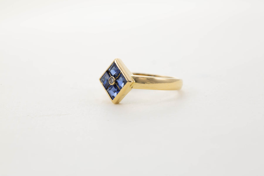 18CT YG SQUARE SAPPHIRE CLUSTER