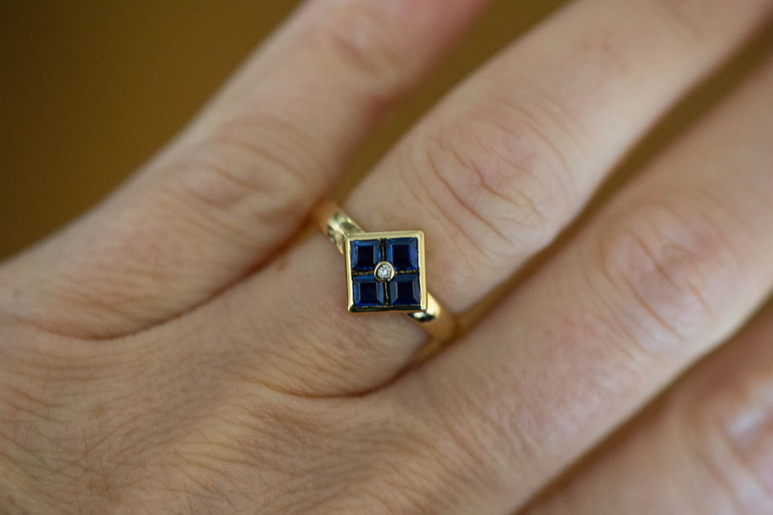 18CT YG SQUARE SAPPHIRE CLUSTER