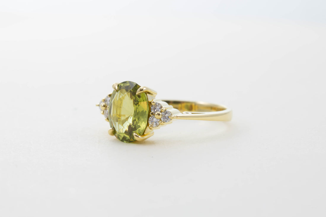 18CT YG CHRYSOBERYL WITH DIAMOND SHOULDERS