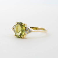 18CT YG CHRYSOBERYL WITH DIAMOND SHOULDERS