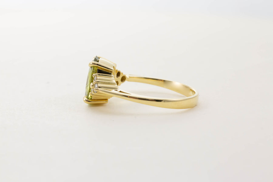 18CT YG CHRYSOBERYL WITH DIAMOND SHOULDERS