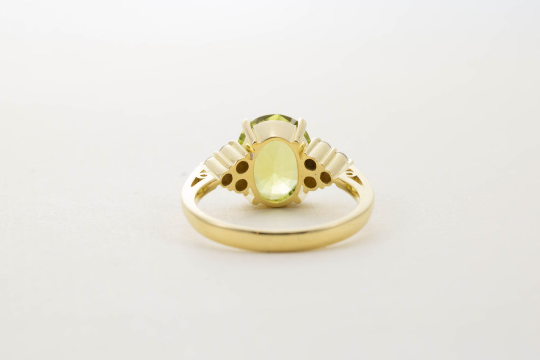 18CT YG CHRYSOBERYL WITH DIAMOND SHOULDERS