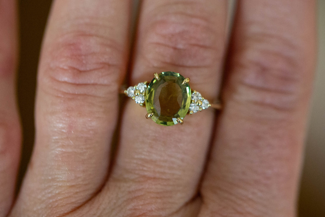 18CT YG CHRYSOBERYL WITH DIAMOND SHOULDERS