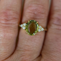 18CT YG CHRYSOBERYL WITH DIAMOND SHOULDERS