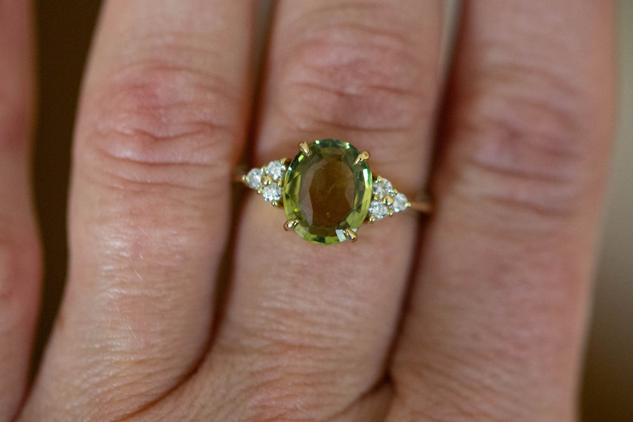 18CT YG CHRYSOBERYL WITH DIAMOND SHOULDERS