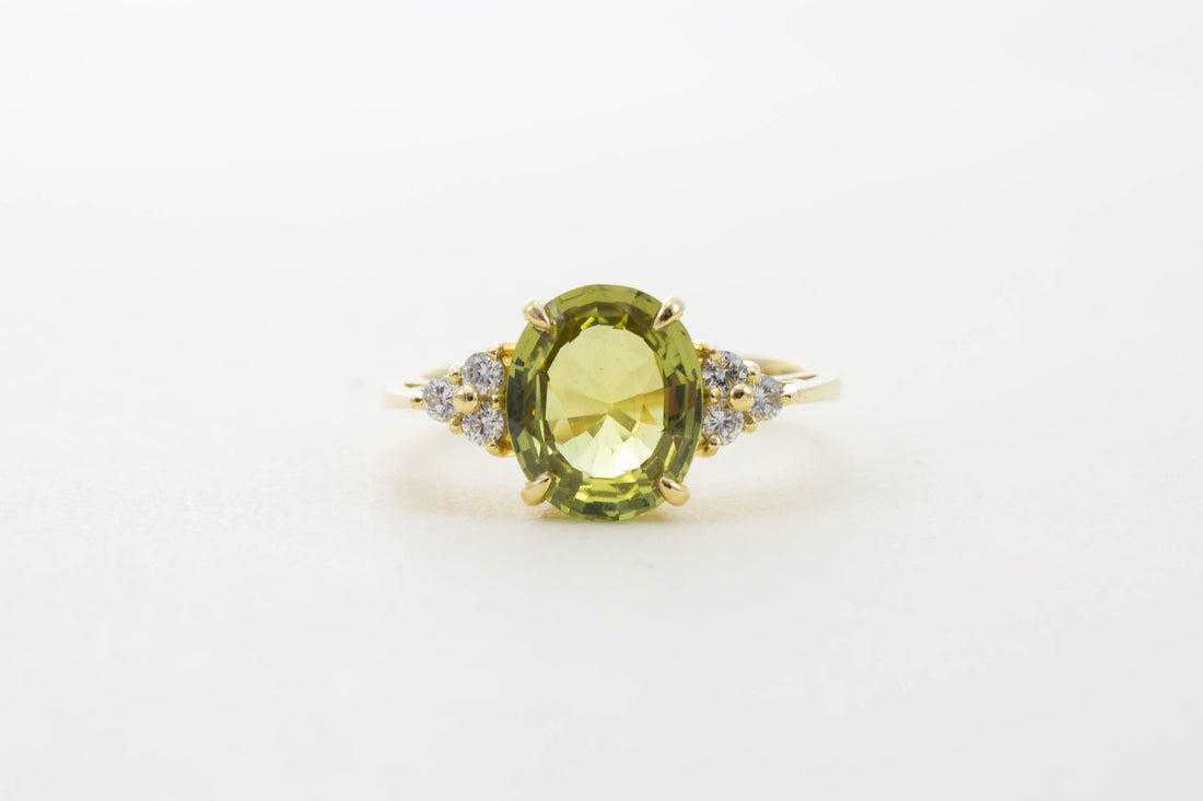 18CT YG CHRYSOBERYL WITH DIAMOND SHOULDERS