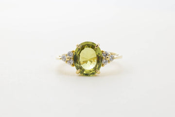 18CT YG CHRYSOBERYL WITH DIAMOND SHOULDERS