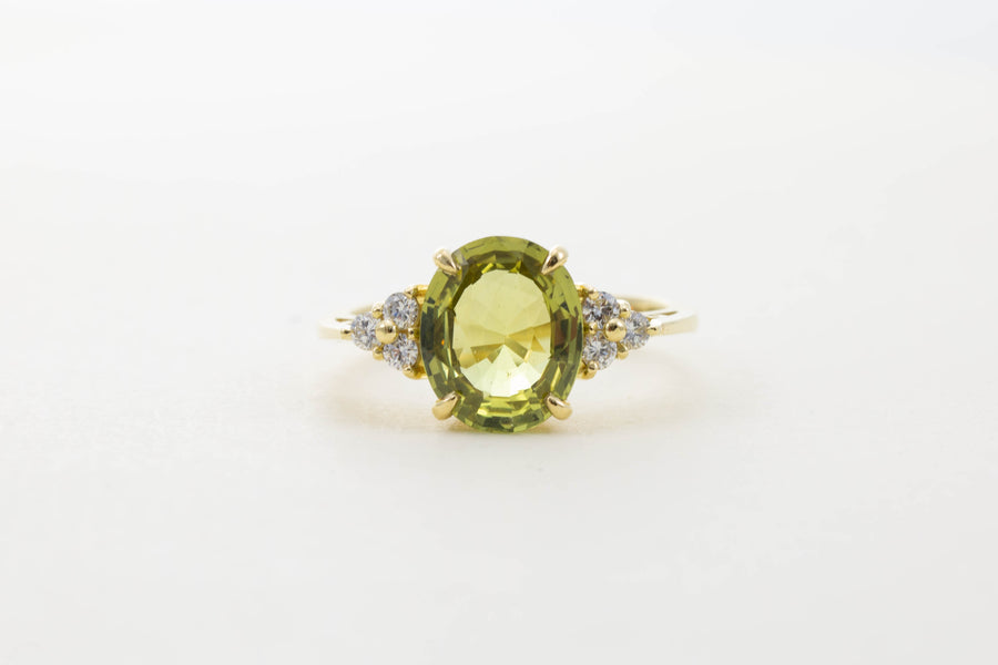 18CT YG CHRYSOBERYL WITH DIAMOND SHOULDERS