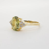 18CT YG CHRYSOBERYL WITH DIAMOND SHOULDERS