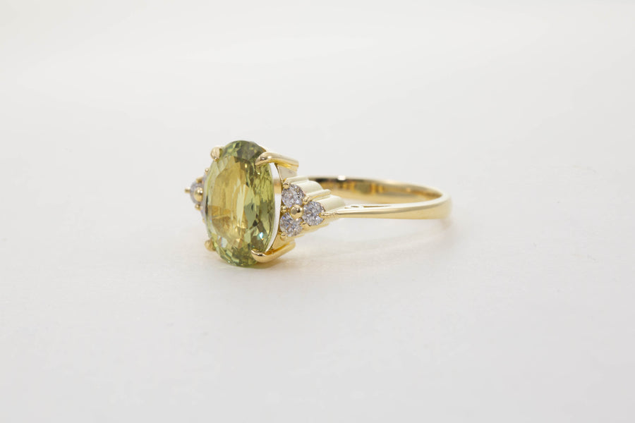 18CT YG CHRYSOBERYL WITH DIAMOND SHOULDERS