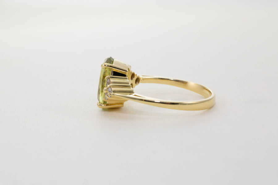 18CT YG CHRYSOBERYL WITH DIAMOND SHOULDERS