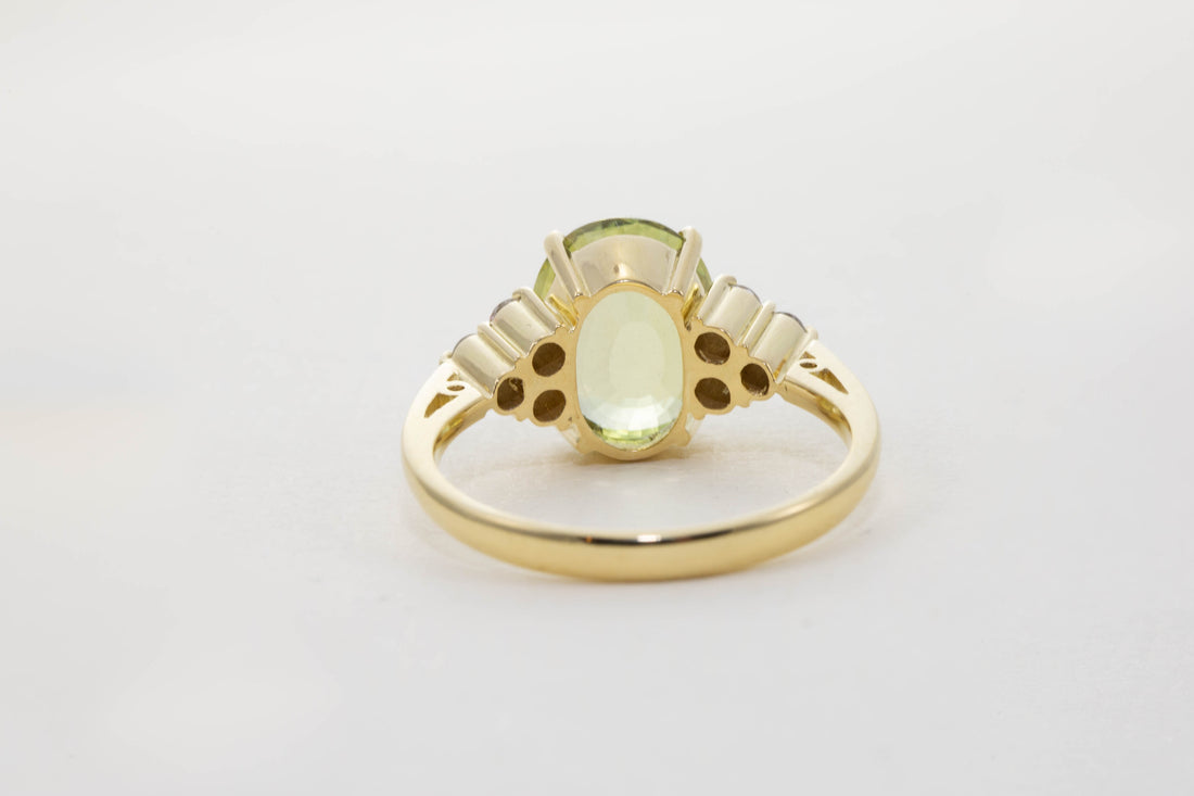 18CT YG CHRYSOBERYL WITH DIAMOND SHOULDERS