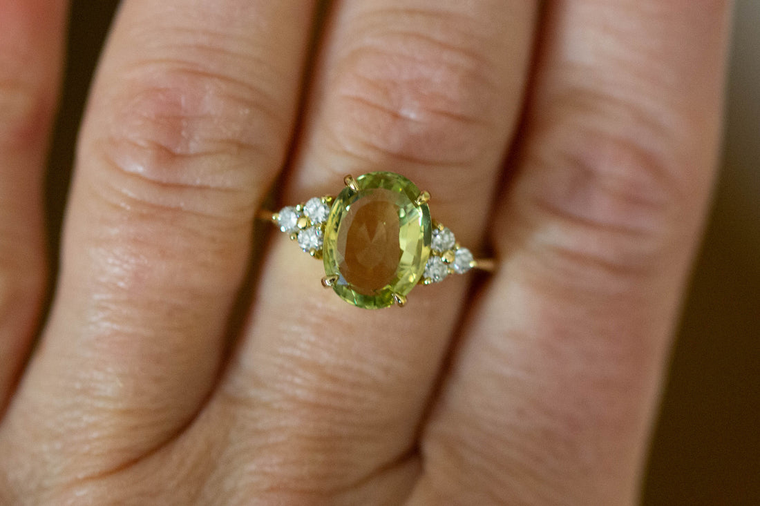 18CT YG CHRYSOBERYL WITH DIAMOND SHOULDERS