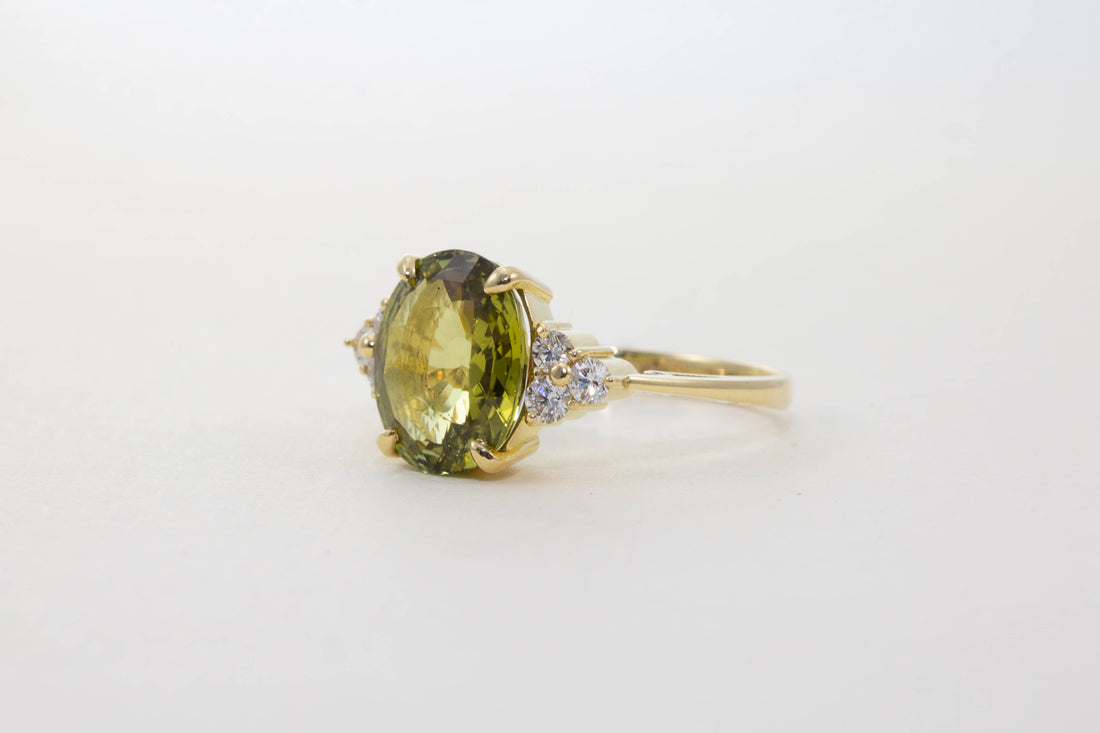 18CT YG CHRYSOBERYL WITH DIAMOND SHOULDERS