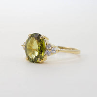 18CT YG CHRYSOBERYL WITH DIAMOND SHOULDERS