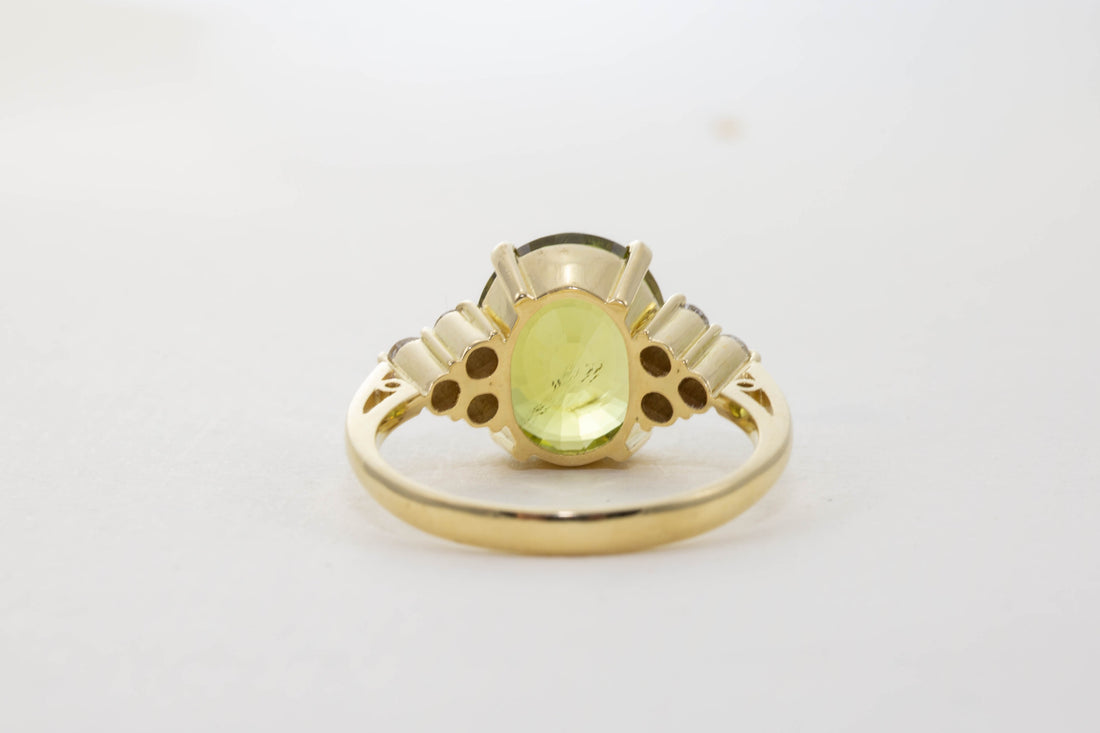 18CT YG CHRYSOBERYL WITH DIAMOND SHOULDERS