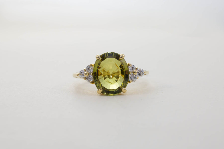 18CT YG CHRYSOBERYL WITH DIAMOND SHOULDERS