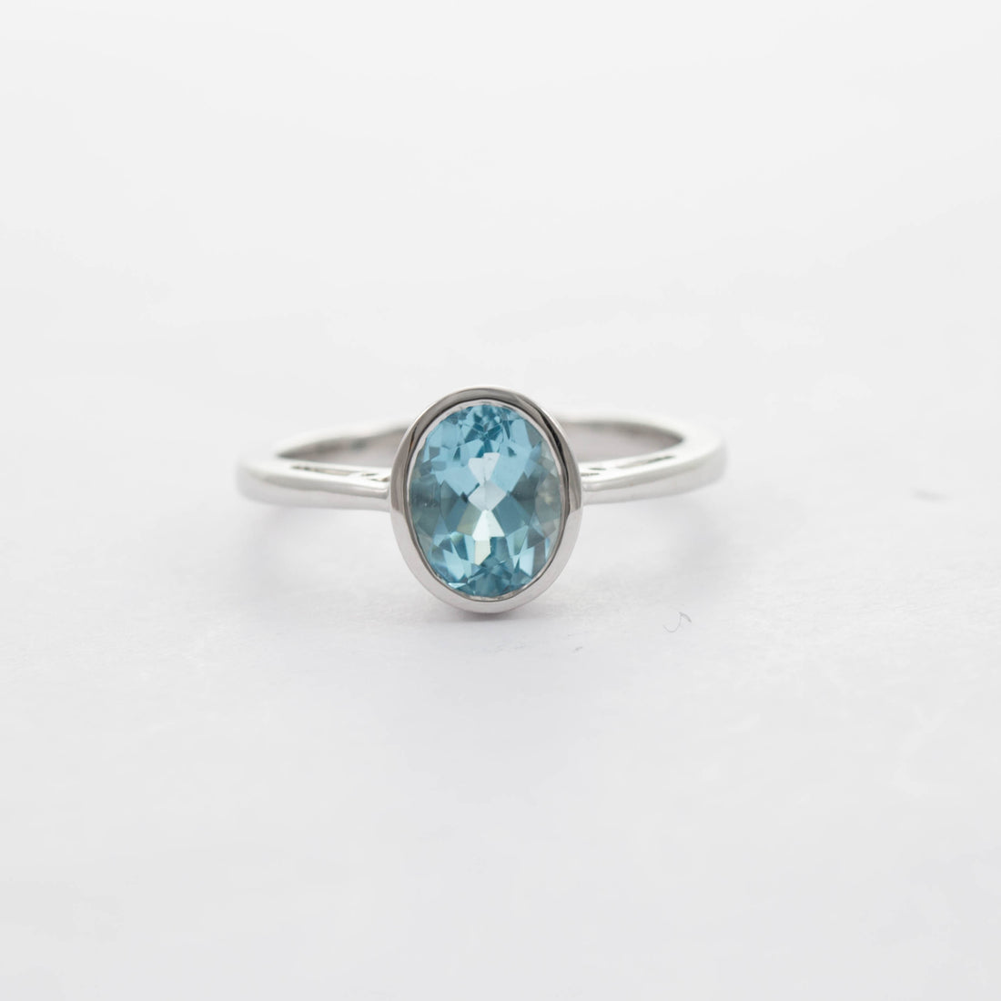 18ct WG Oval Aquamarine Solitaire Ring 4.40ct