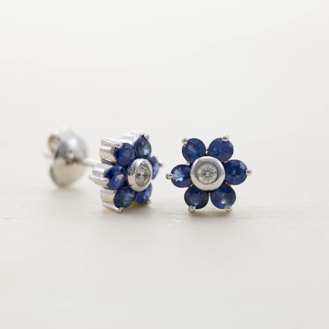 18ct WG Sapphire & diamond cluster stud earrings