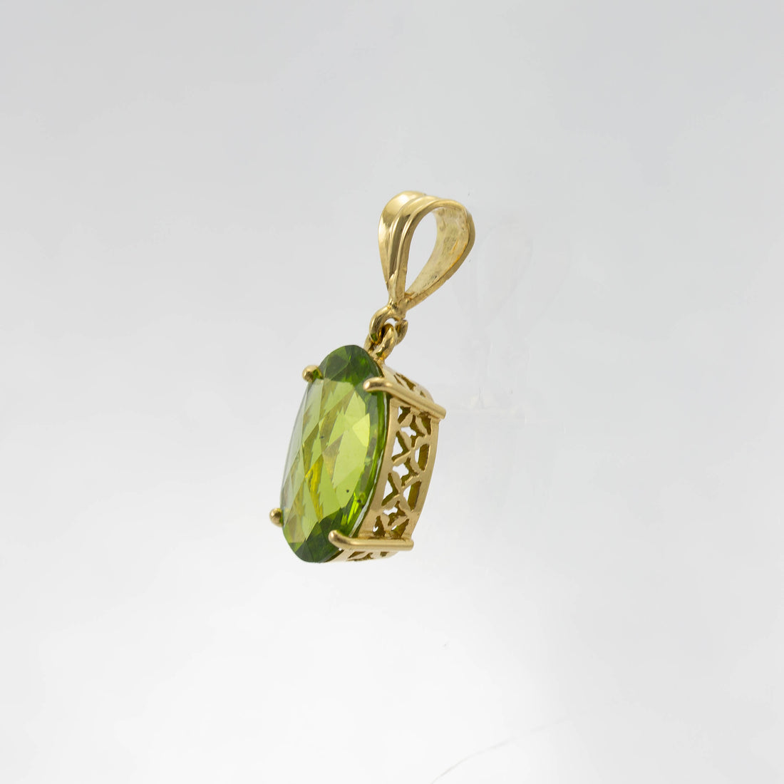 18ct YG Large chequerboard cut peridot pendant