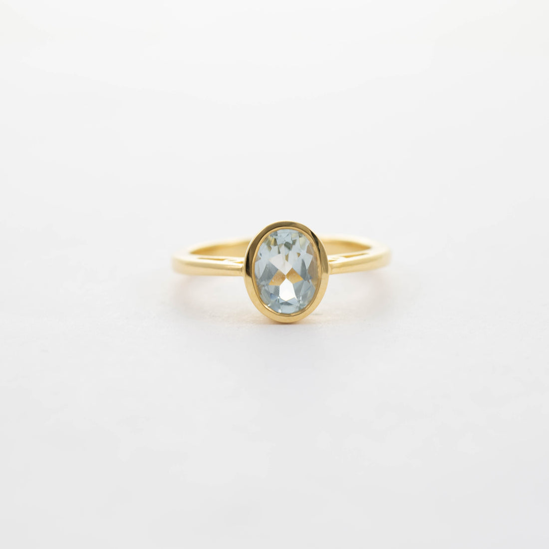 9CT YG MEDIUM OVAL AQUA SOLITAIRE RING 0.96CT