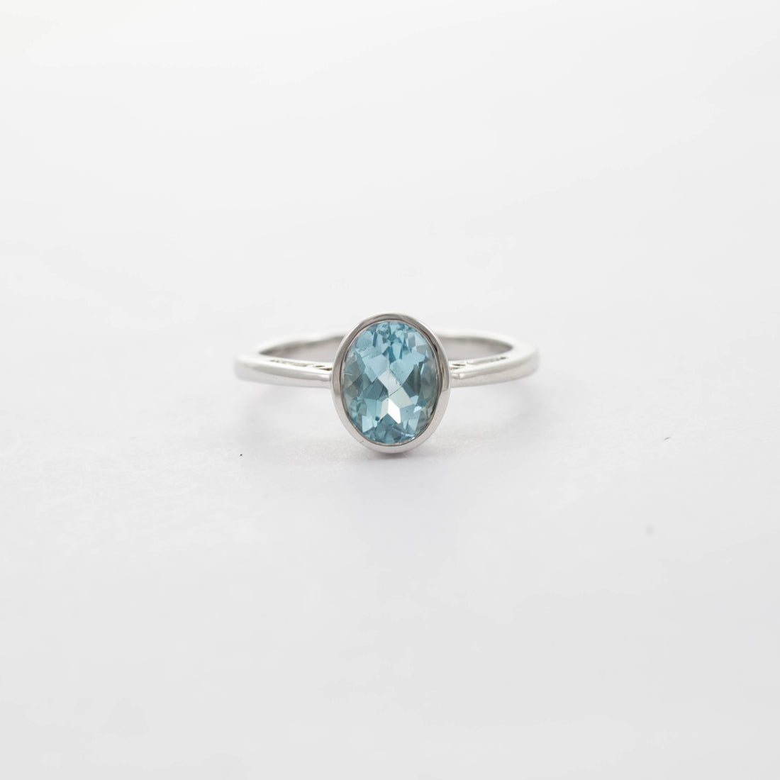 9CT WG MEDIUM OVAL AQUA SOLITAIRE RING 1.54ct