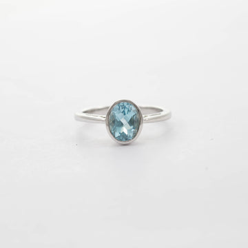 9CT WG MEDIUM OVAL AQUA SOLITAIRE RING 1.54ct