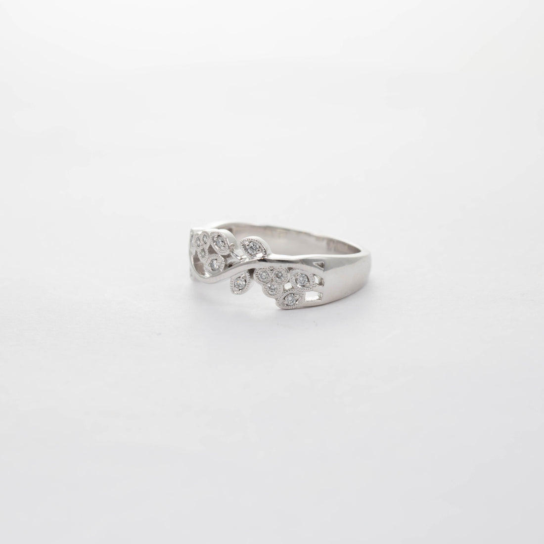 PLATINUM FLORAL DIAMOND BAND