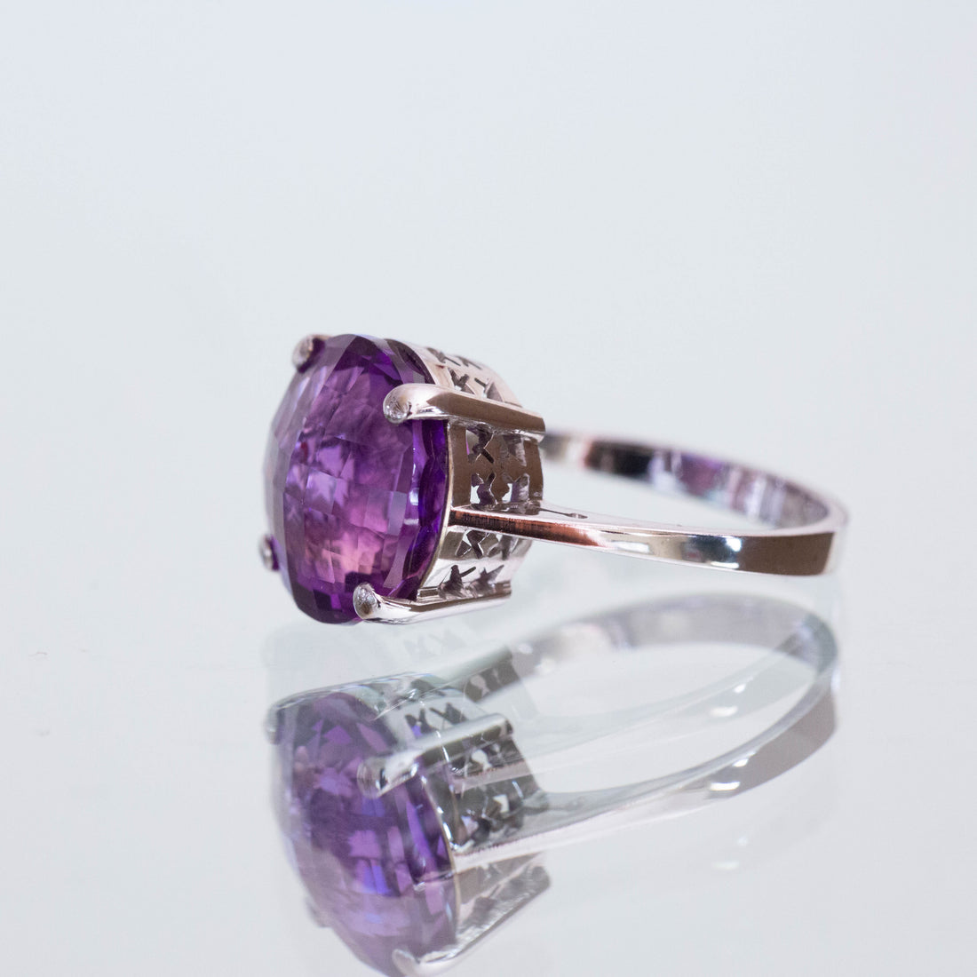 18CT WG Amethyst Solitaire Ring